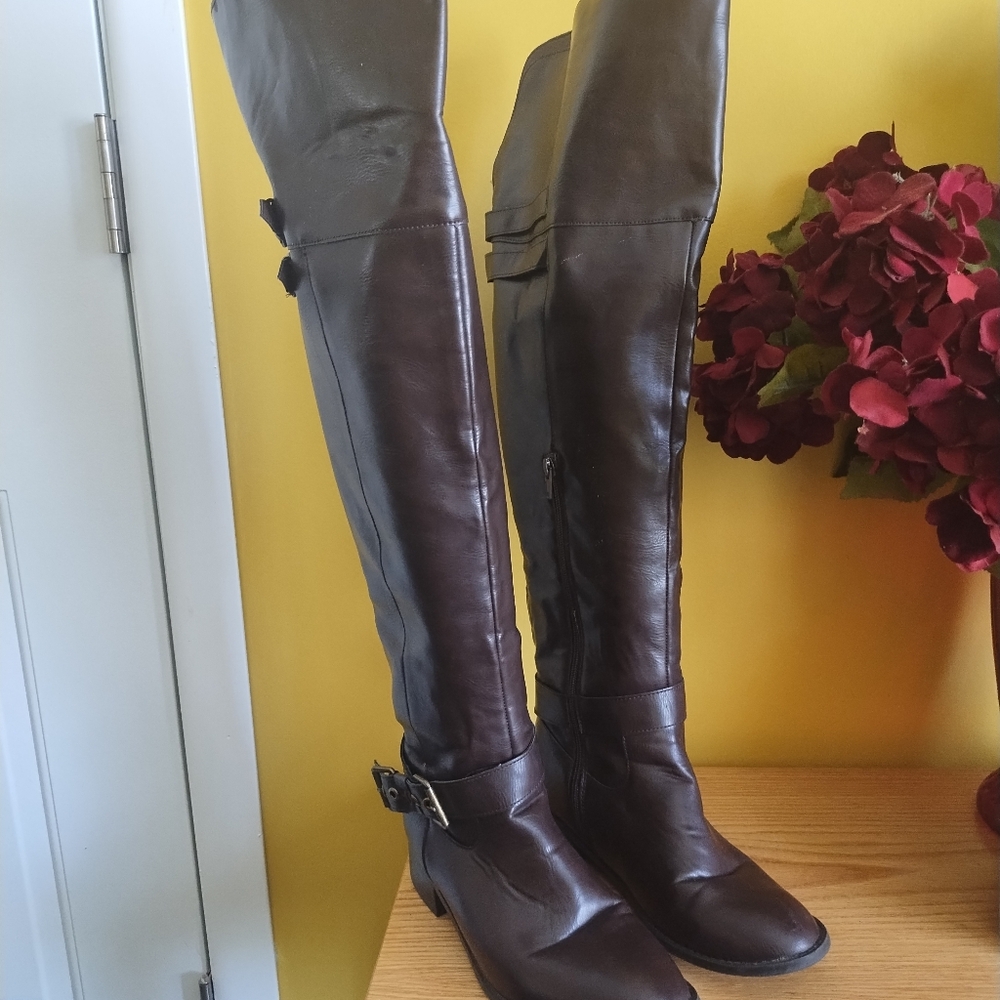 Londra boots, brown size 7, two buckles on top and one buckle on the bottom.